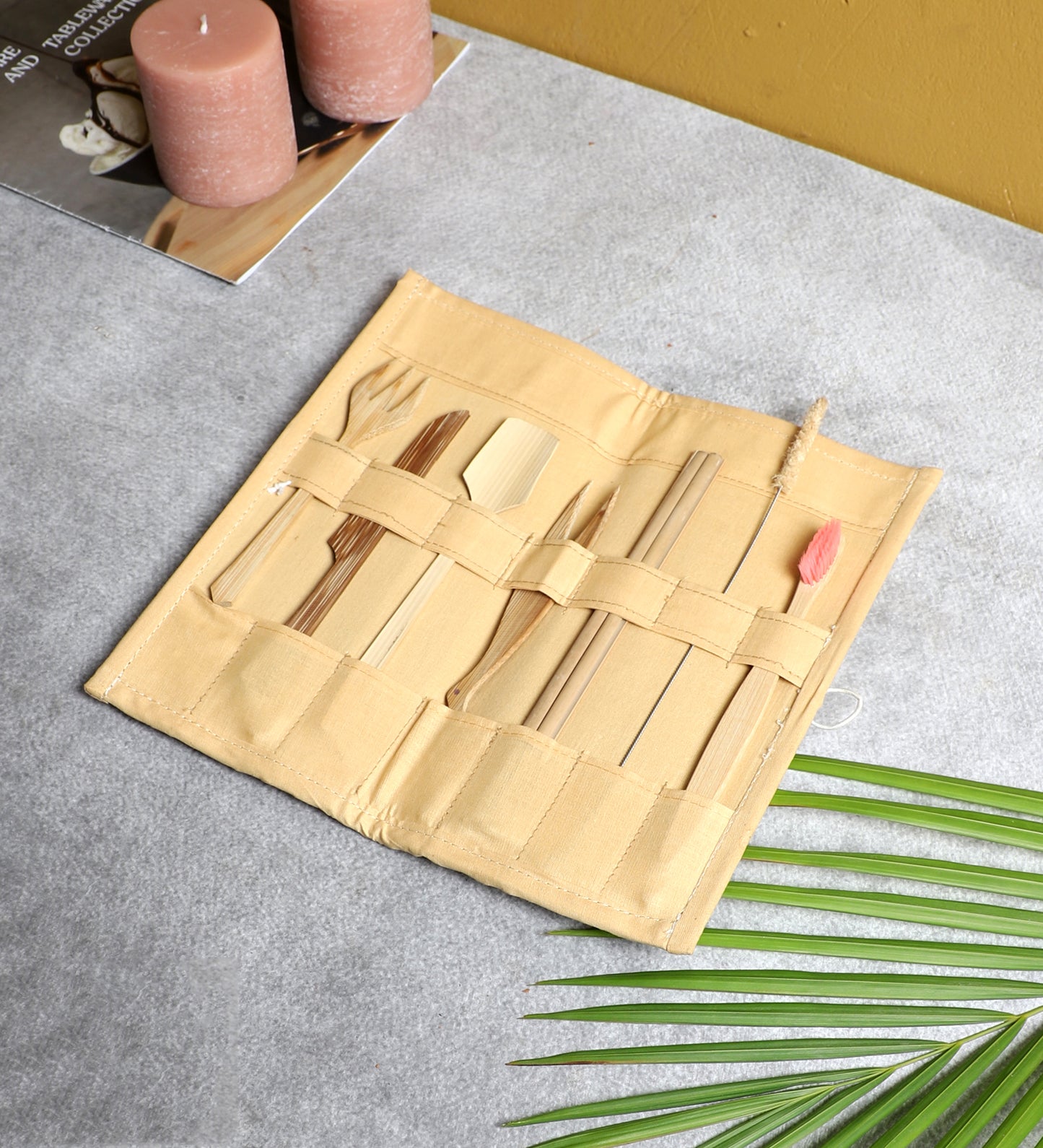Ensemble utilitaire en bambou avec pochette. Comprend une brosse à dents, une paille, des couverts et un nettoyant.