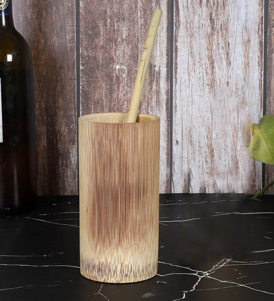 Vaso de jugo de bambú con pajita