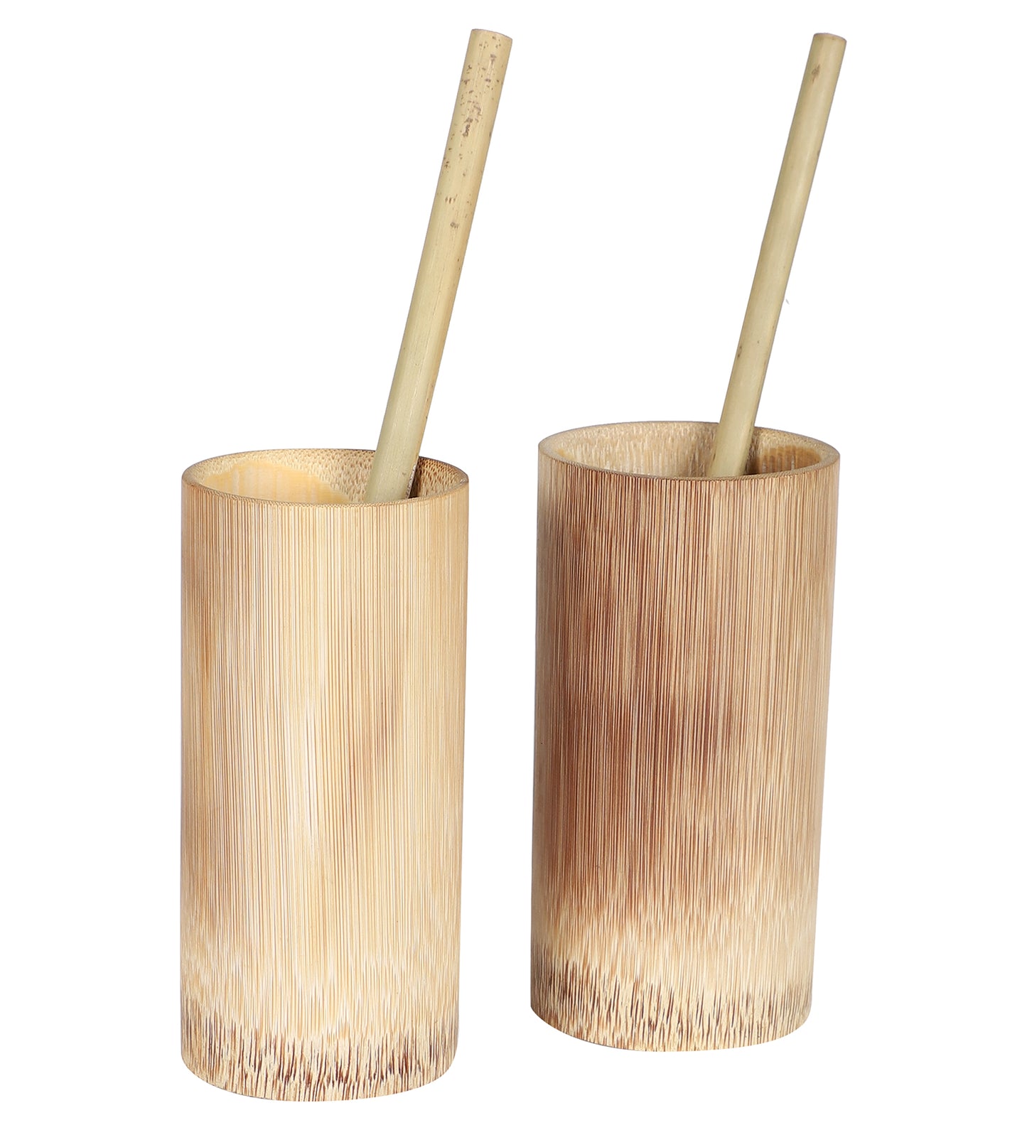 Vaso de jugo de bambú con pajita
